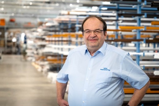 Roberto Eichinger Mann in einem Lager mit Insektenschutzkleidung