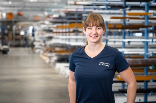 Helena Biermann Mitarbeiterin im Lager von Spengler & Meyer GmbH mit Regalen im Hintergrund