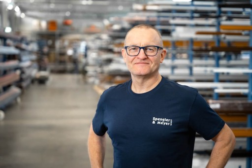 Andreas Neidhardt Mitarbeiter in einer Lagerhalle mit blauem T-Shirt von Spengler & Meyer GmbH