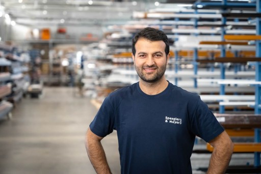Rasoll Ghadery Porträt eines lächelnden Mitarbeiters in einem Logistiklager