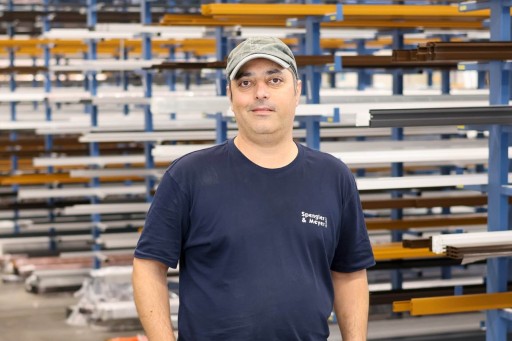 Mohammad Tayteh Mitarbeiter von Spengler & Meyer in einer Werkstatt