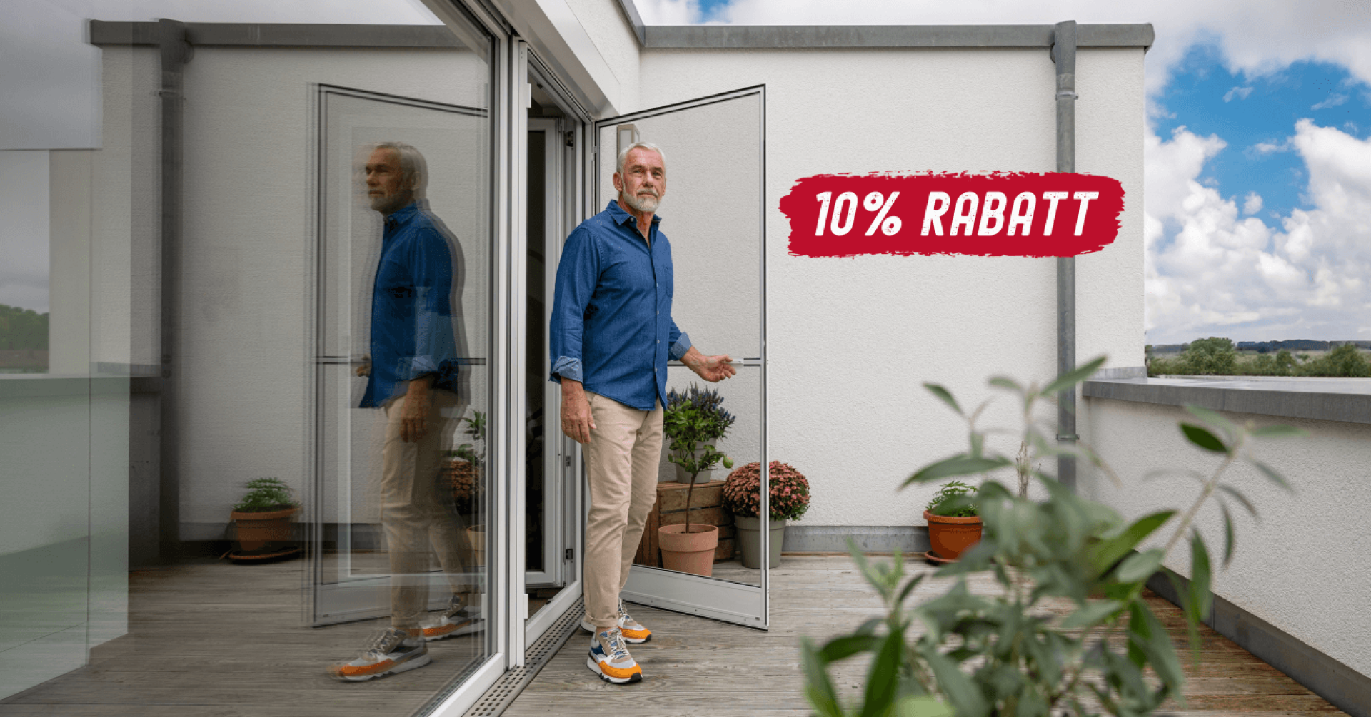 Mann öffnet Drehtür auf Terrasse, 10% Rabatt Aktion für Drehtüren