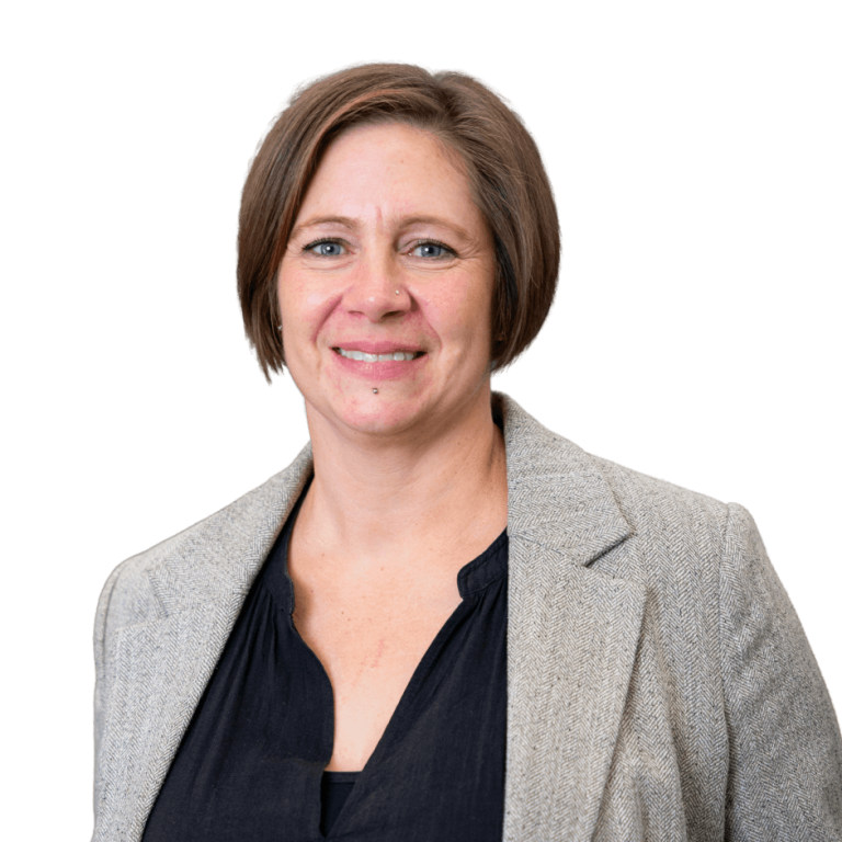 251217 NGR neu freigestellt zugeschnitten Portrait einer Person mit grauem Blazer vor schwarzem Hintergrund